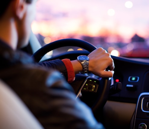 Carro em uma estrada de terra.